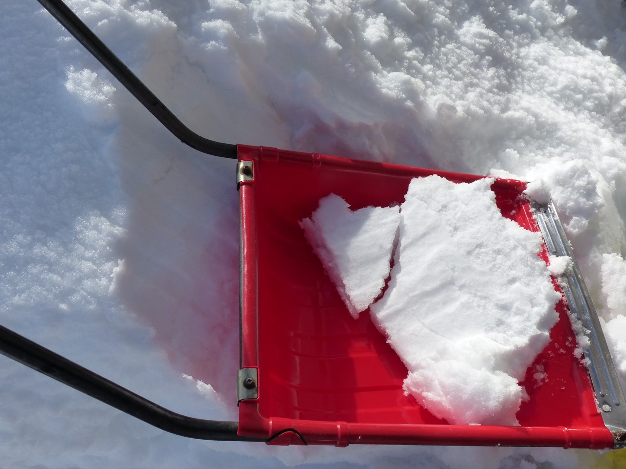 雪山や雪かきで使うスコップに雪がつかないようにするスプレーを使ってみた - 日帰り登山部